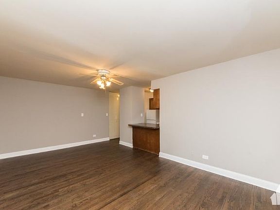 5th image of 450 W Aldine Ave #219