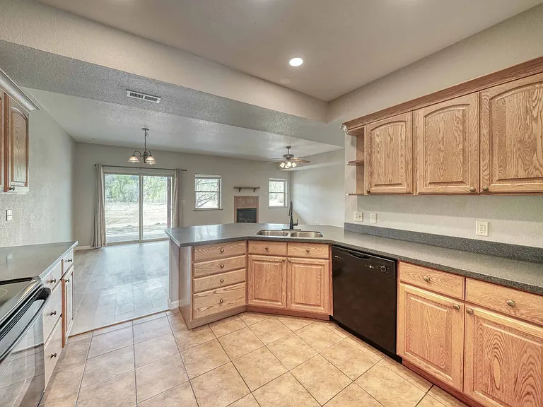 105 M And M Ln #2B — Photo 9