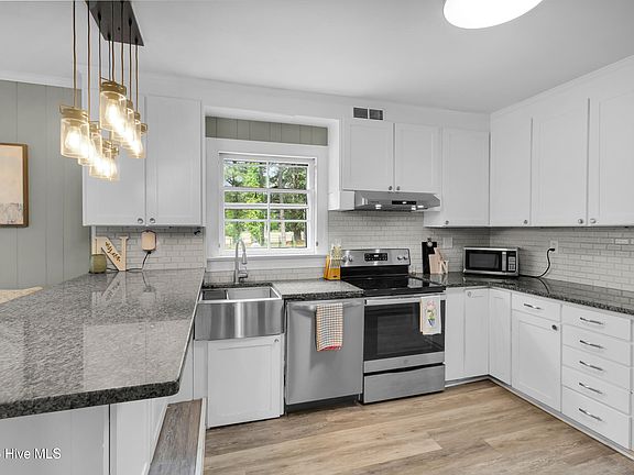3rd image of 1912 Greenbriar Road