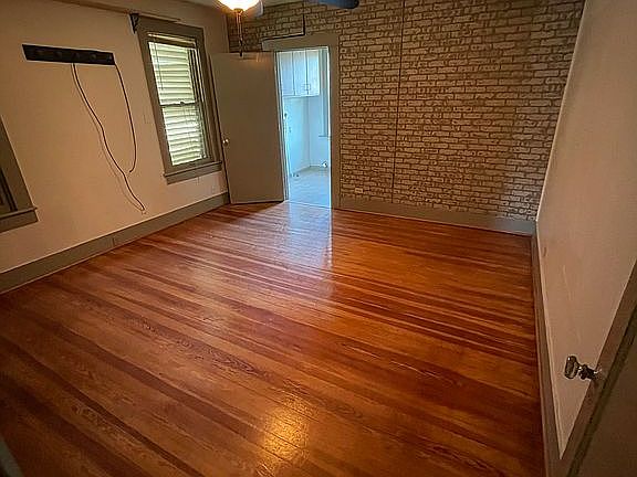 2nd image of 302 10th Ave N