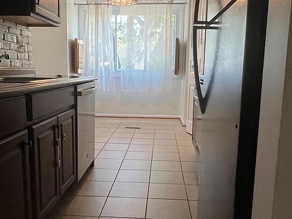 5th image of 104 Giles Pl