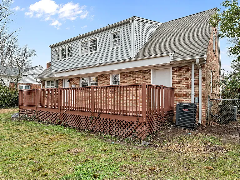 2209 Villa Dr — Photo 3