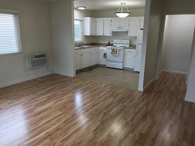 Colonial House Apartments — Photo 9