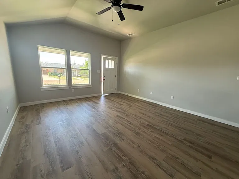 966 Minda St — Photo 3