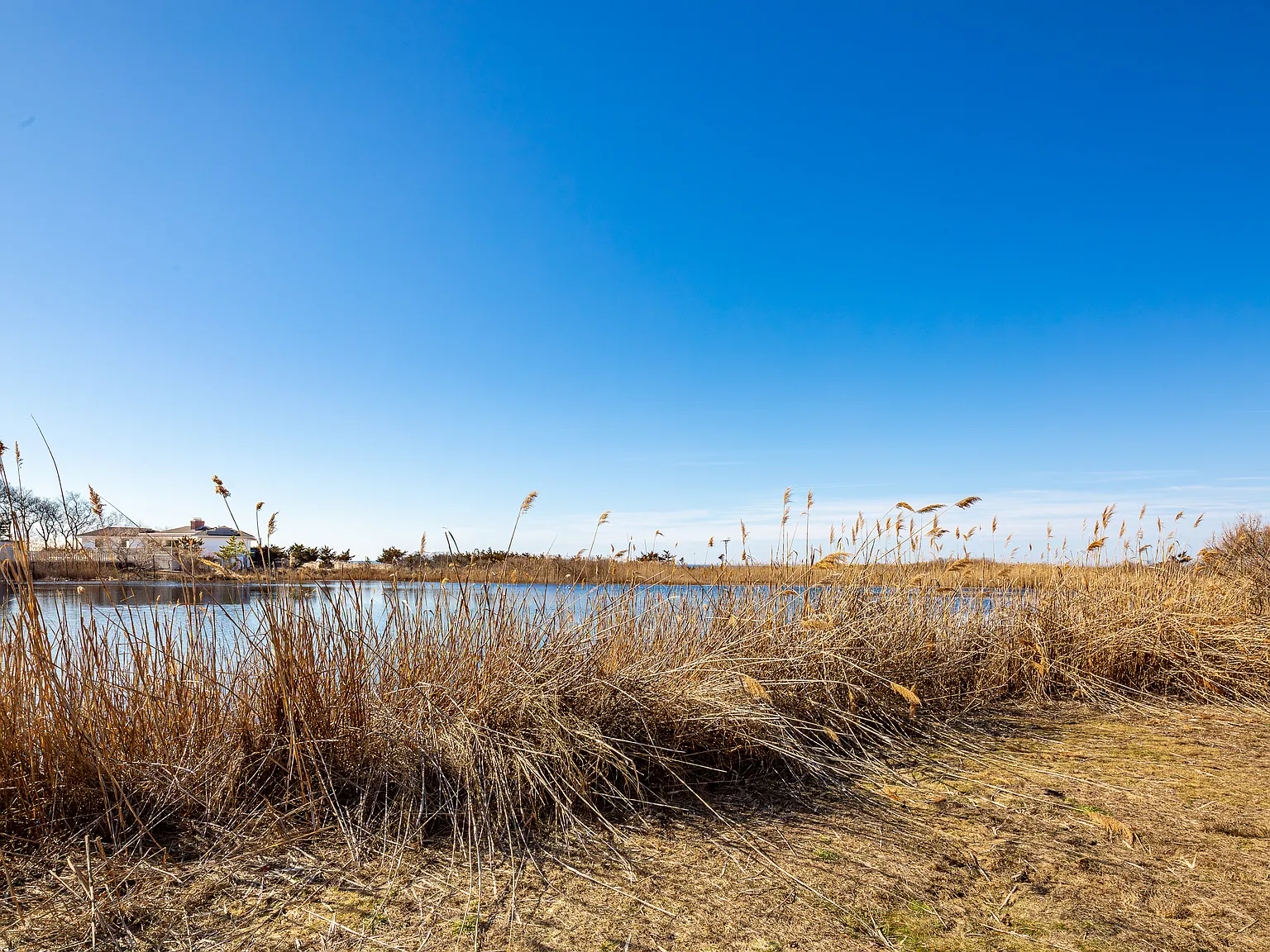 Sunset Serenity in Private Waterfront Enclave — Photo 4