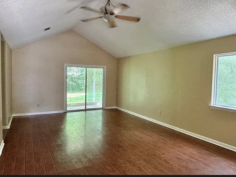 111 S Jackson Ave — Photo 4