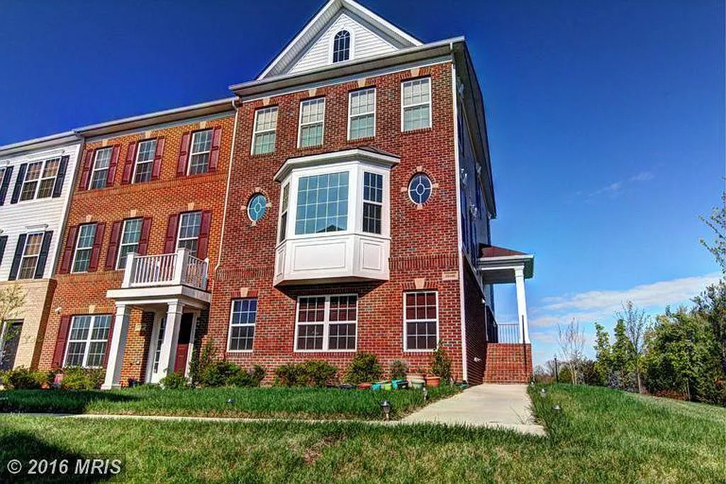 25095 Croxley Green Square — Photo 1