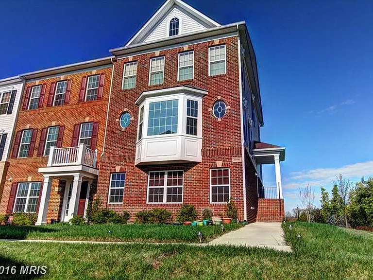 25095 Croxley Green Sq — Photo 1