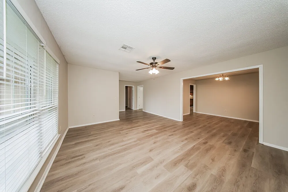 3 bed, 2.0 bath, 1978 sqft, $1,765 — Photo 4