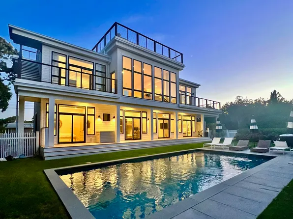 https://photos.zillowstatic.com/fp/39fb8a079b52580756a52b725462ce6b-p_e.webp