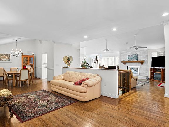 2nd image of 250 Thompson Rd