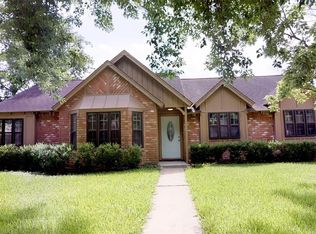 223 W Castle Harbour Dr, Friendswood, TX 77546
