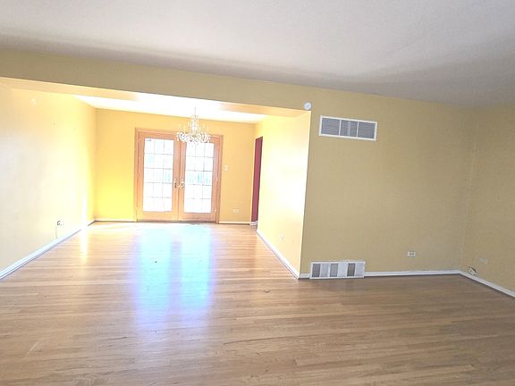 5th image of 303 Jackson St