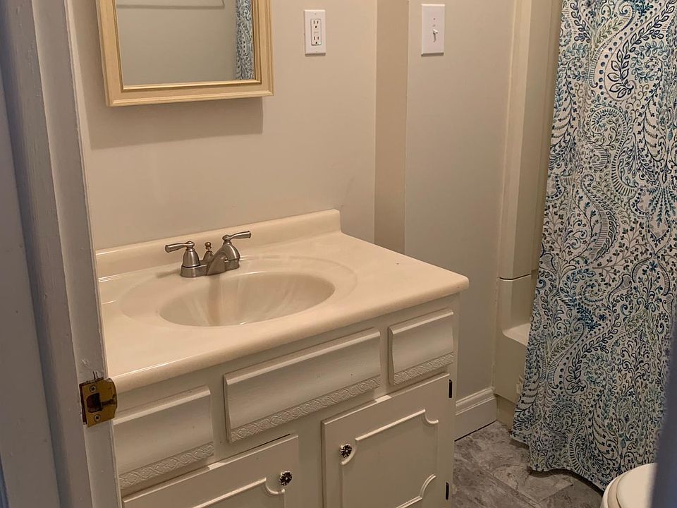 1632a Franklin Avenue bathroom