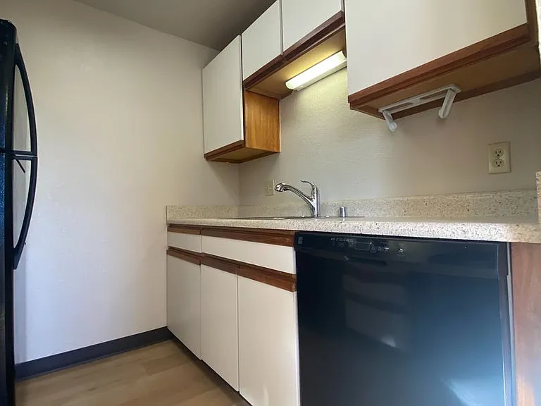 Hilltop Court Apartments — Photo 6