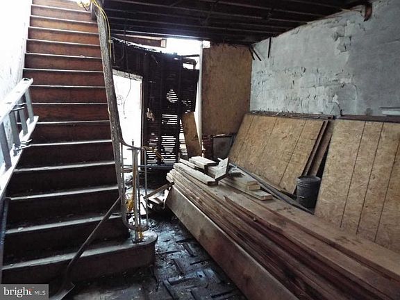 3rd image of 1342 N Hobart St