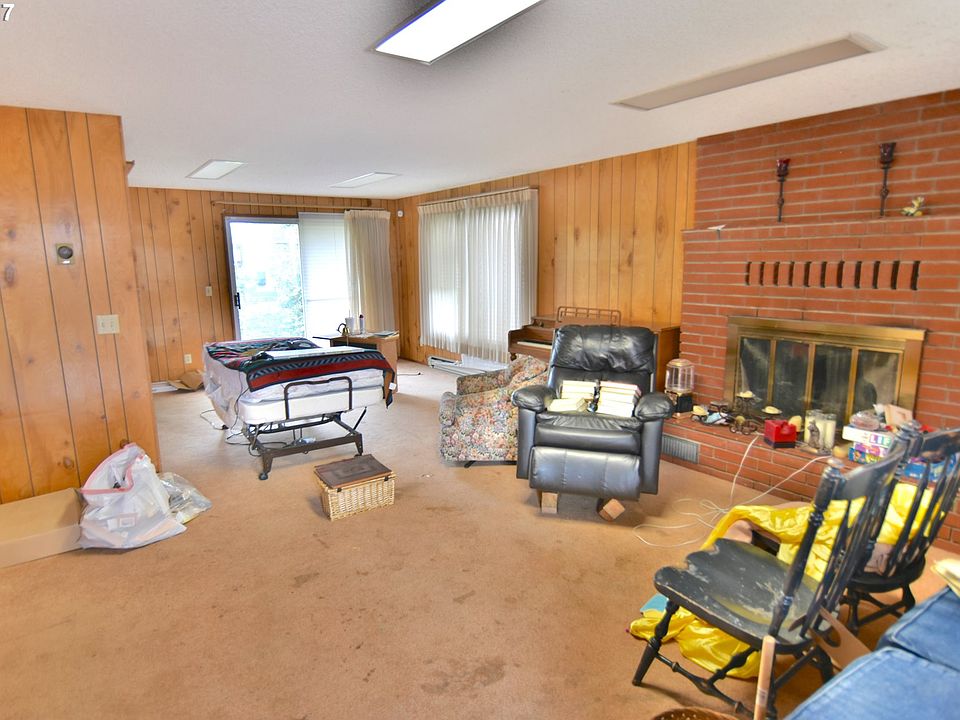 2nd image of 1040 N Myrtle Pl