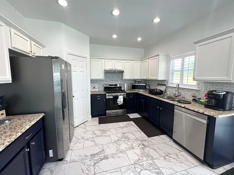 2106 Huxley Ln — Photo 11