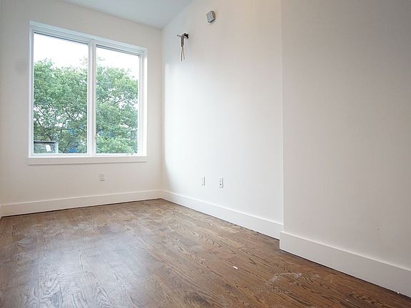 5th image of 194 Scholes St #3
