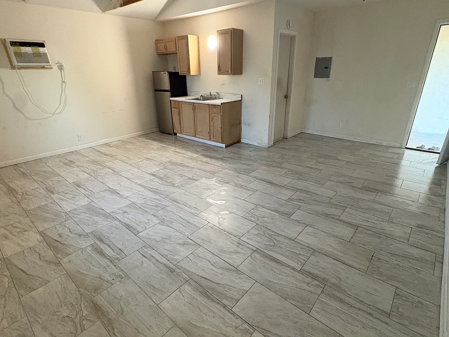 Studio, 700 sqft, $1,050 — Photo 1