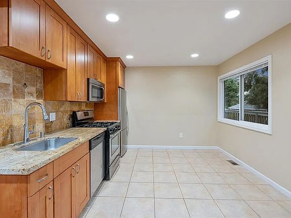 4th image of 835 Hickory Pl #B