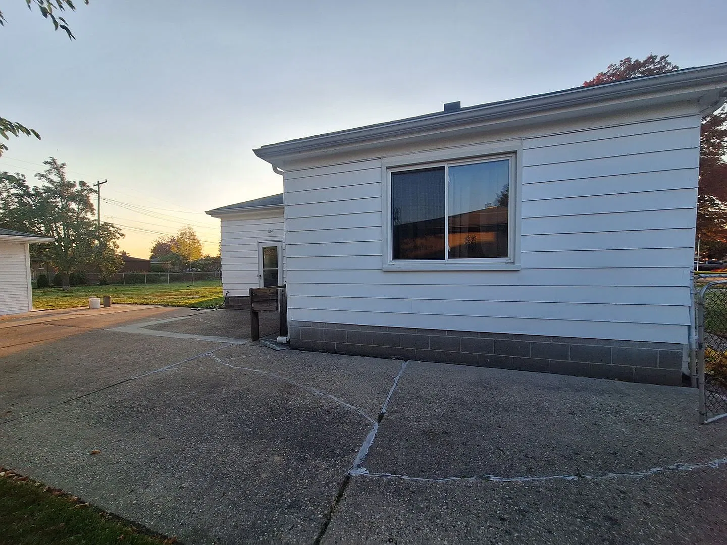 Must see two bedroom Ranch in St Clair Shores — Photo 2