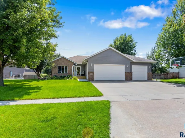 2413 E Trevino Ln, Brandon, SD 57005