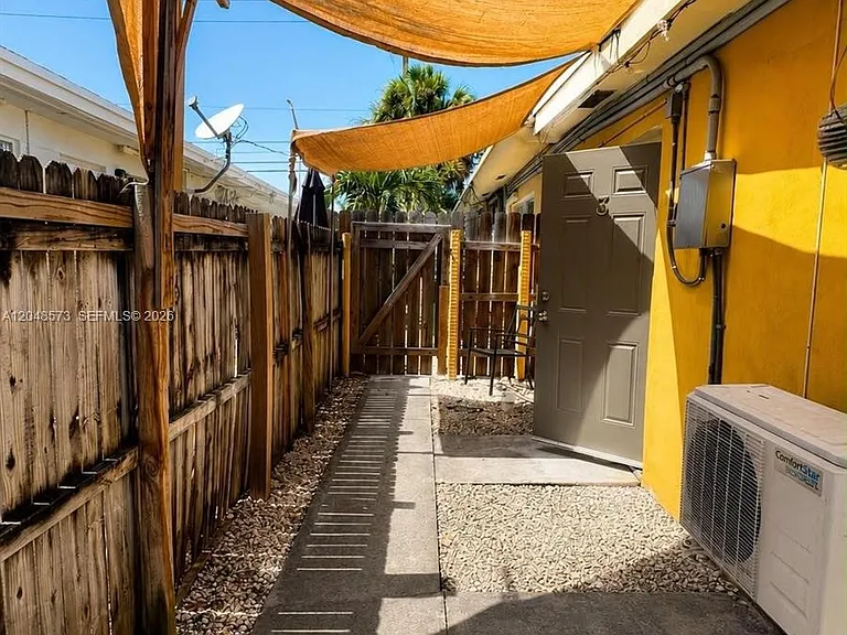 2032 NE 26th St #3 — Photo 9