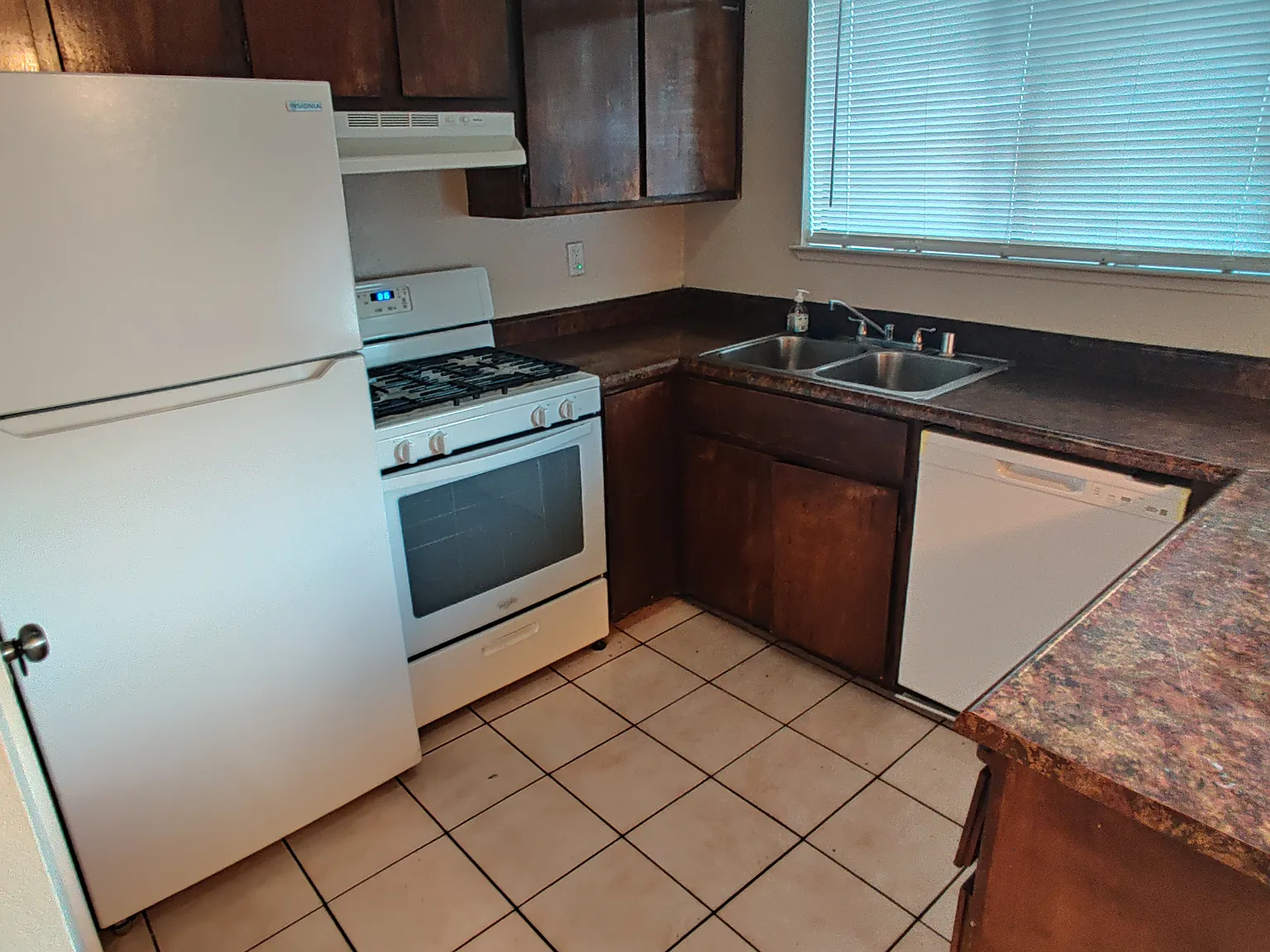 2 bed, 1.5 bath, 800 sqft, $1,400 — Photo 2