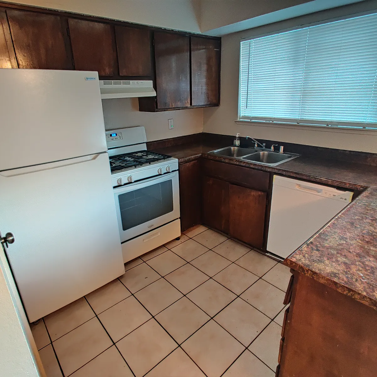 Building Photo - 1973 Shadowbrook Dr #D