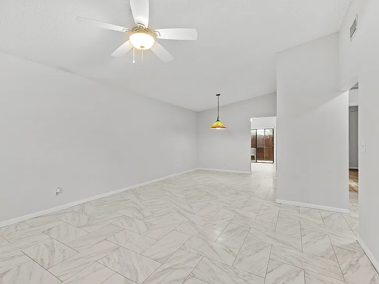 8019 SE Villa Cir — Photo 4