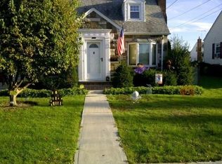 165 Evelyn Rd, Mineola, NY 11501