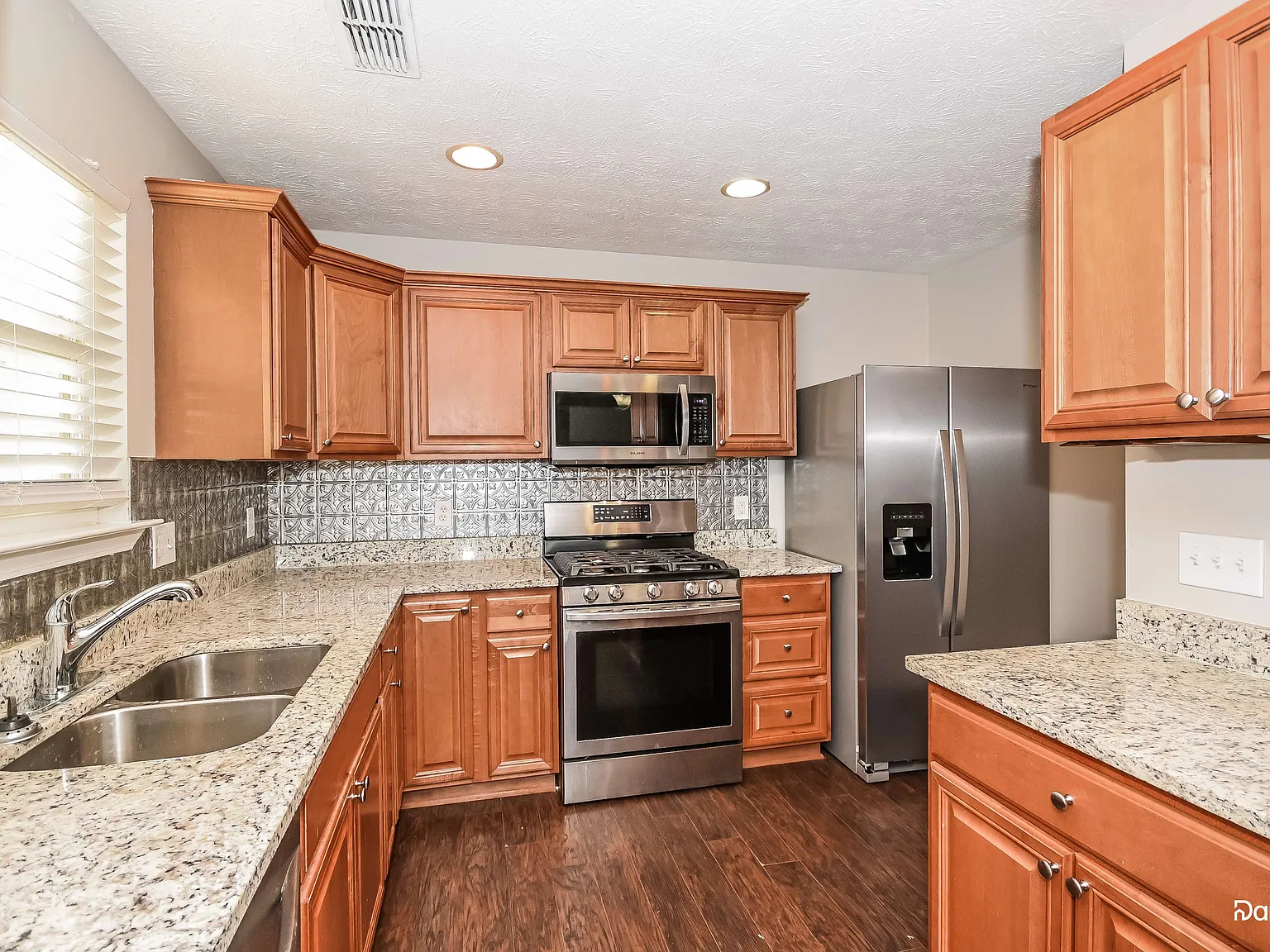 3 bed, 2.5 bath, 1542 sqft, $2,355 — Photo 2