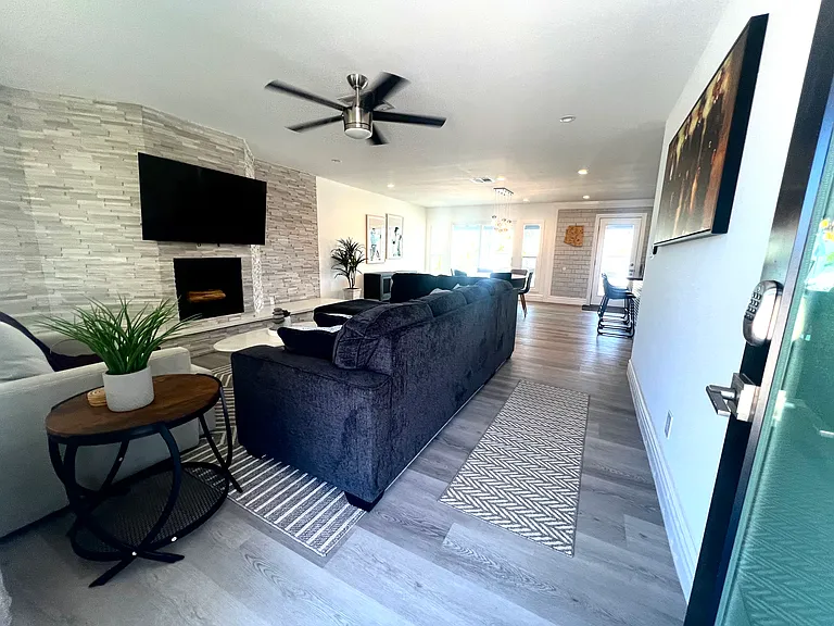 8201 E Mitchell Dr — Photo 12