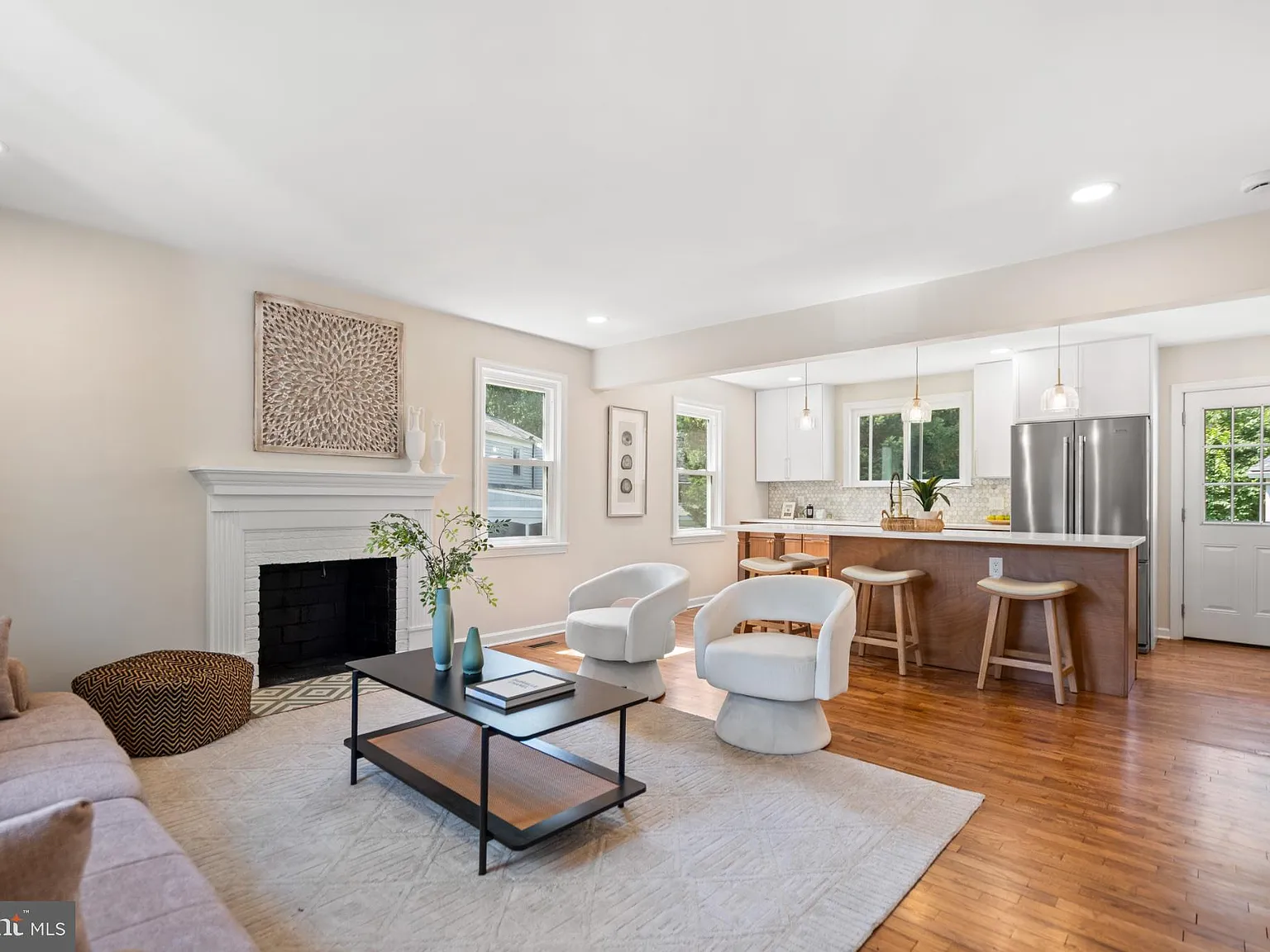 4 bed, 3.0 bath, 2121 sqft, $5,200 — Photo 2