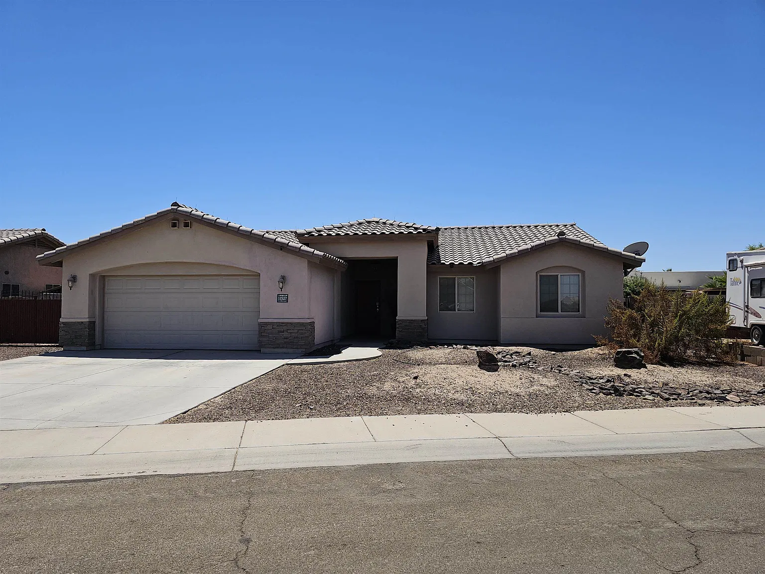 3 bed, 2.0 bath, 1644 sqft, $2,000 — Photo 1