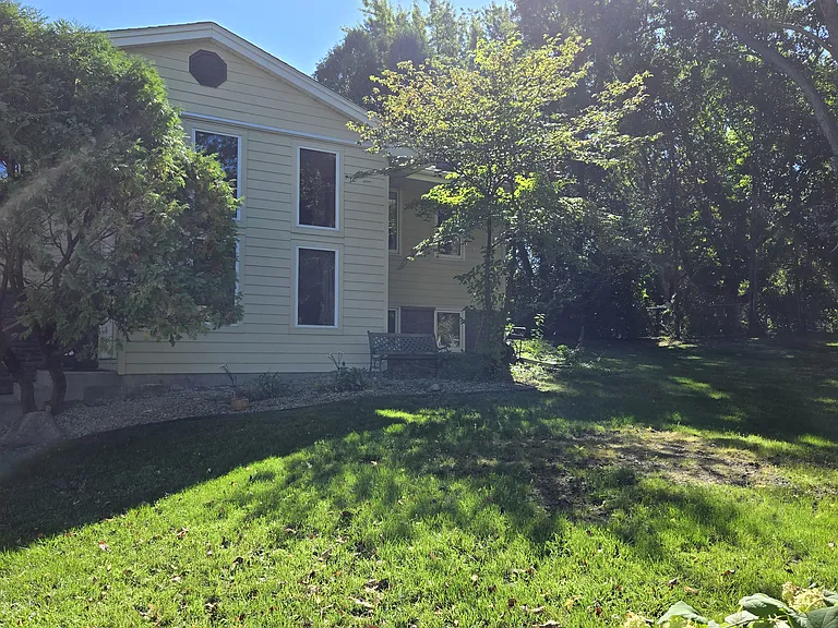 2420 Olive Ln N — Photo 2