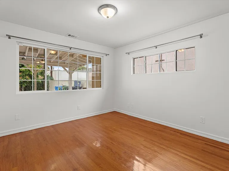 2126 Selby Ave — Photo 17