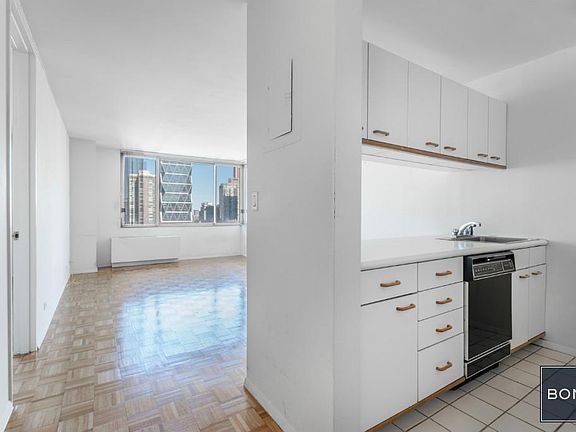 3rd image of 350 W 50th St #32
