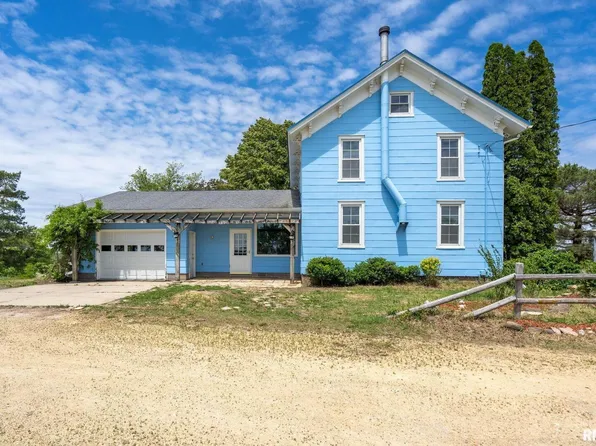 3027 262nd St, De Witt, IA 52742