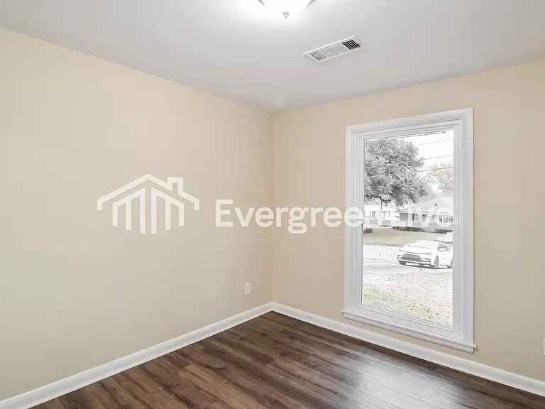 515 Chatsworth Dr — Photo 5