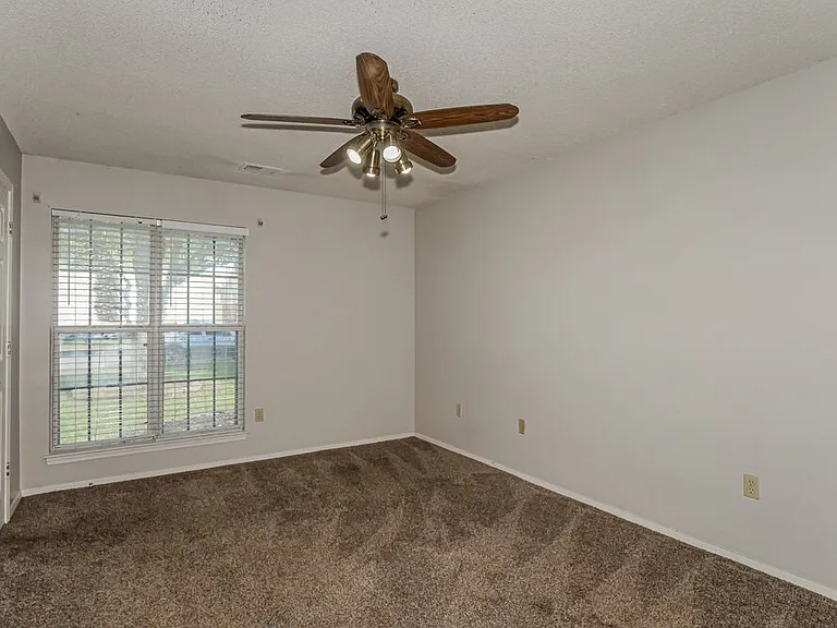 6935 Amanda Dr N — Photo 9