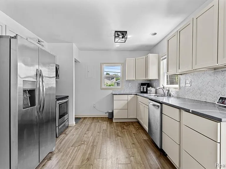 136 W Mapledale Ave — Photo 6