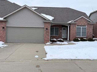 5 Spring Ridge Cir, Bloomington, IL 61704