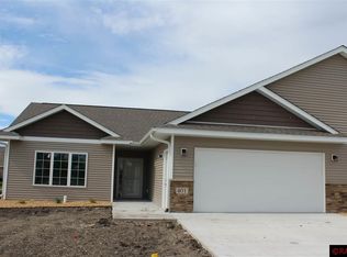 401 E Skylark Trl, Mankato, MN 56001
