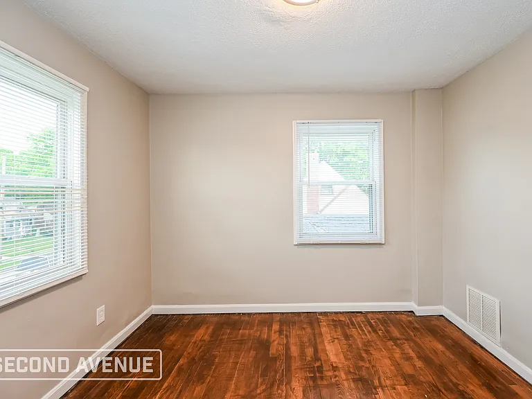 5589 Raceview Ave — Photo 19
