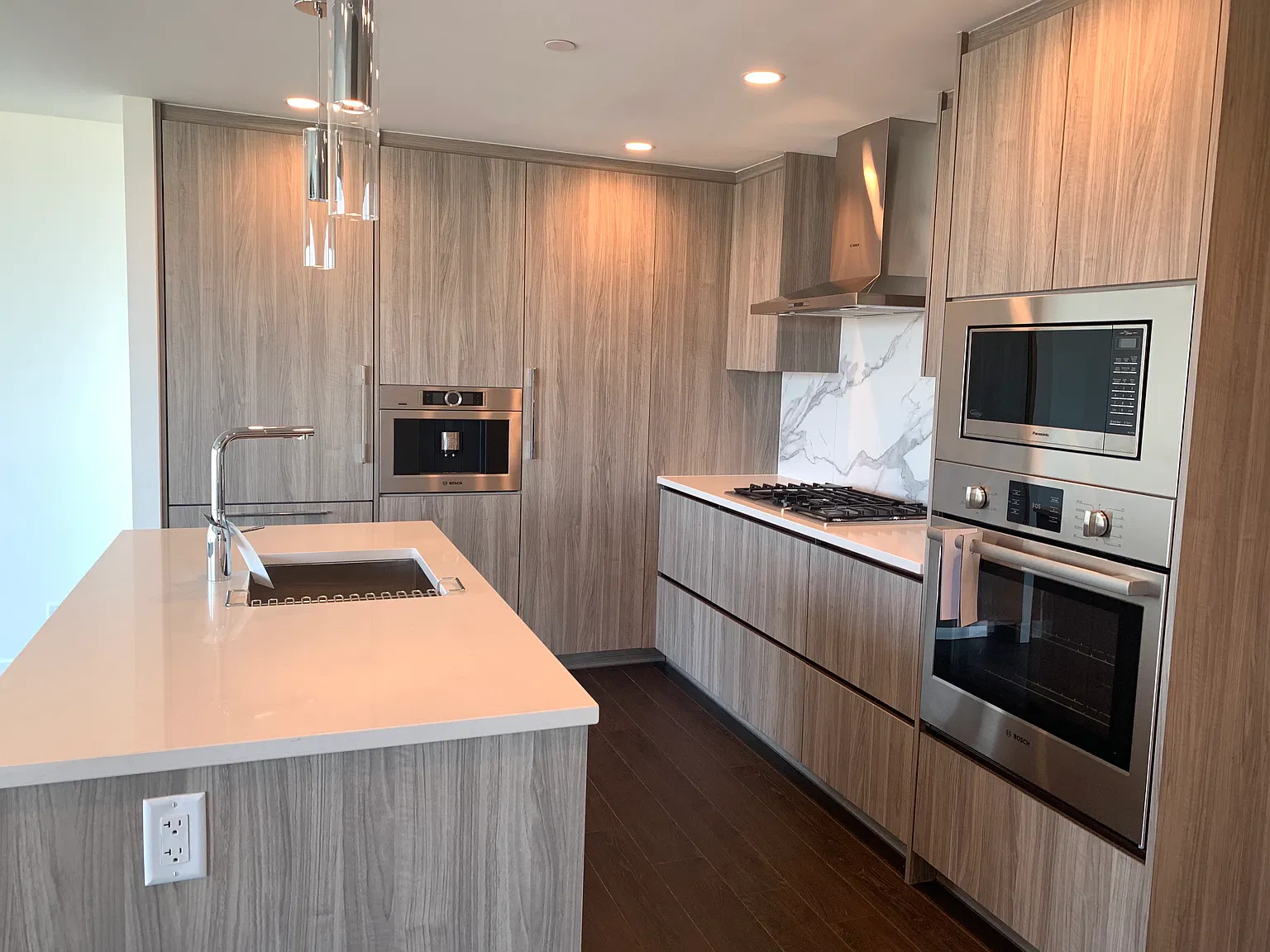 4890 Lougheed Highway Burnaby — Photo 2