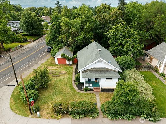 4th image of 884 Pleasant Street
