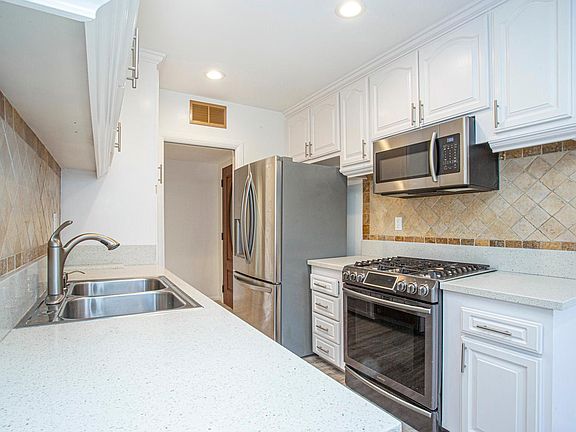 3rd image of 6133 Whitsett Ave APT 18