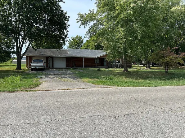 304 E 8th St, Mounds, OK 74047